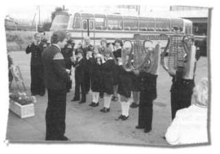 1975 - Die ersten Jugendlichen und Kinder in Reihen des Spielmannszuges beieinem Ständchen in der Nähe von Münster
